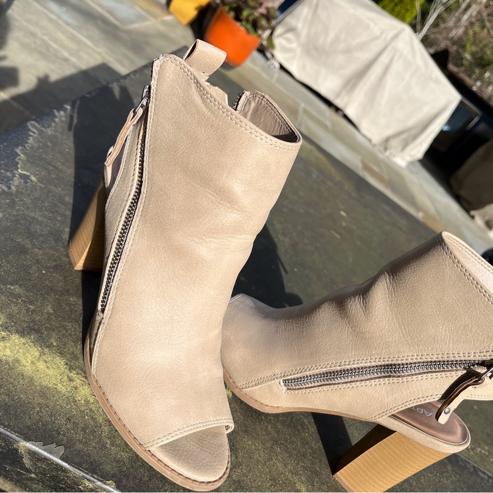 Women’s Booties Nude Open Toe Open Heel Size 7.5